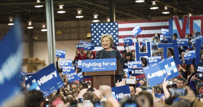 Hillary Clintonová zabodovala, zvyšuje náskok.