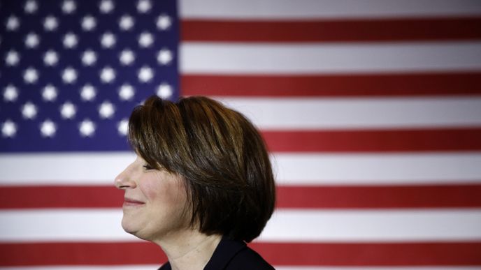 Devětapadesátiletá senátorka za stát Minnesota Amy Klobucharová odstoupila z  demokratického nominačního souboje.