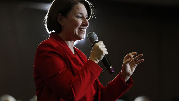 Devětapadesátiletá senátorka za stát Minnesota Amy Klobucharová odstoupila z  demokratického nominačního souboje.