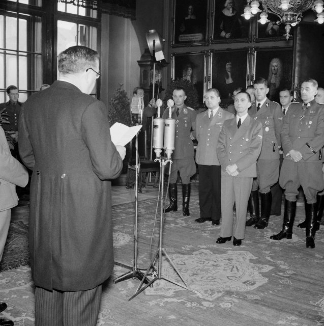 Joseph Goebbels (v popředí vpravo) s doprovodem navštívil Staroměstskou radnici v Praze roku 1940. Projevem jej vítal tehdejší primátor Alois Říha.