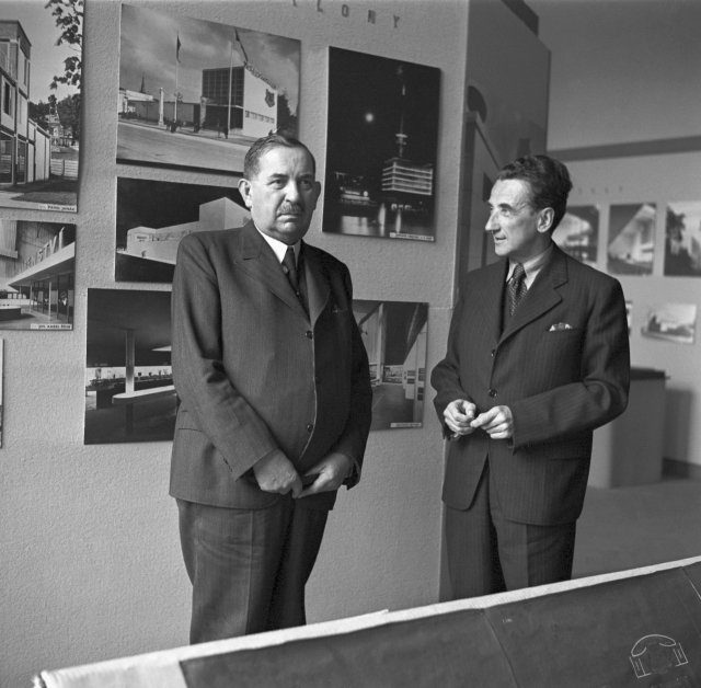 Primátor Prahy Alois Říha (vlevo) při prohlídce výstavy Za novou architekturu v Umělecko-průmyslovém muzeu v Praze.