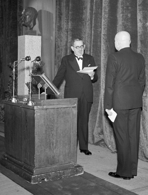 Předání budovy Městského divadla na Vinohradech činohře Národního divadla 15.března 1944. U pultíku stojí primátor Alois Řího, přímo před ním ministr Emanuel Moravec.
