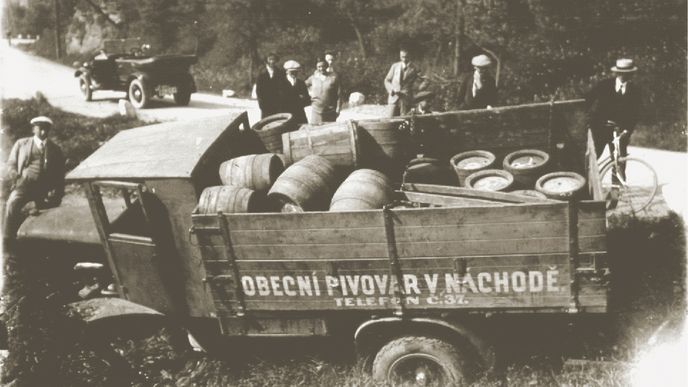 První nákladní automobil náchodského pivovaru na rozvoz piva - rok 1926