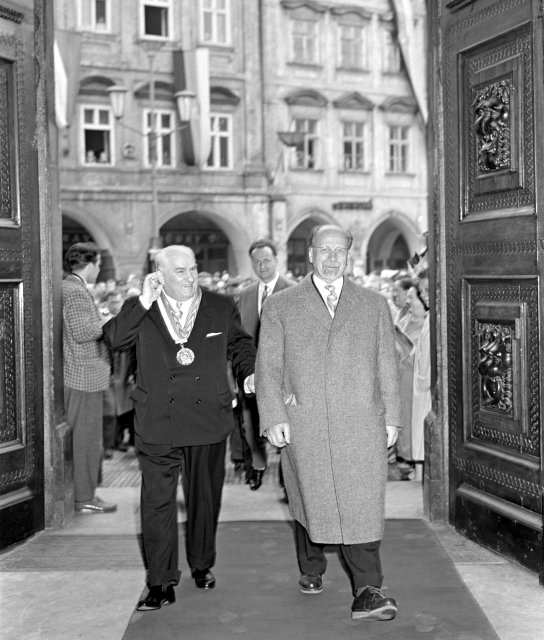 Část stranické a vládní delegace NDR vedené prvním tajemníkem ÚV SED a předsedou státní rady NDR Walterem Ulbrichtem zavítala na Staroměstskou radnici v Praze. Waltera Ulbrichta (vpravo) doprovází primátor Adolf Svoboda.