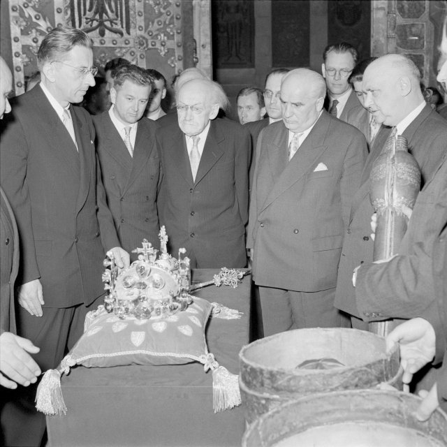 České korunovační klenoty byly 23. května 1958 vystaveny ve Vladislavském sále Pražského hradu. Vyzvednout je z Korunní komory v katedrále sv. Víta byl také jeden ze sedmi klíčníků, tehdejší primátor hlavního města Adolf Svoboda (na fotografii 2. zprava)