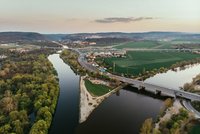 Relax uprostřed „motýlího království“. Při soutoku Vltavy a Berounky vznikne příměstský park i s pastvinami