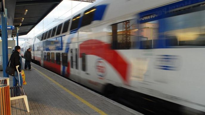 Příměstský vlak přijíždí do stanice Praha-Horní Počernice