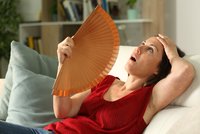 Vedro zhoršuje návaly: Odbornice radí, jak v létě vyzrát na menopauzu
