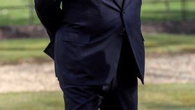 Princ Andrew po smrti svého otce na nedělní mši