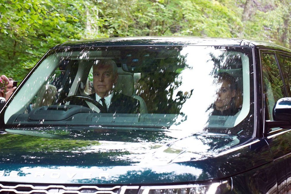 Princ Andrew s dcerami na cestě na soukromou bohoslužbu
