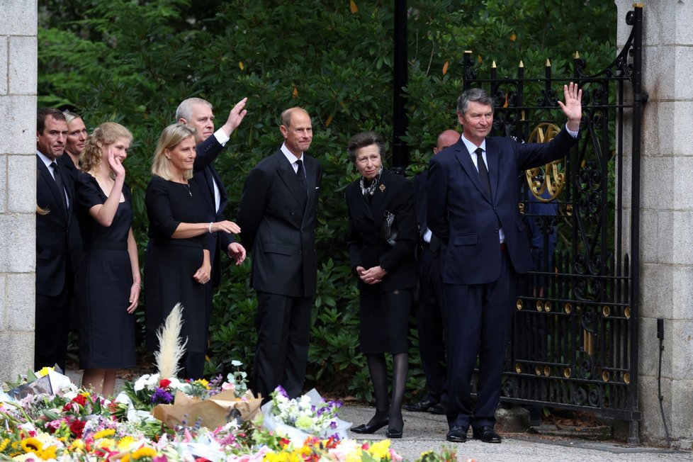 Členové královské rodiny se setkali s veřejností před zámkem Balmoral.