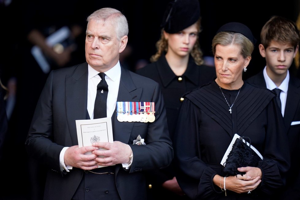 Princ Andrew a manželka prince Edwarda, hraběnka Sophie. Za nimi Edwardovy děti Louise a James.