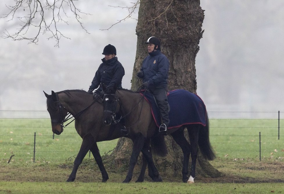 Princ Andrew a Fergie na projížďce nedaleko Royal Lodge