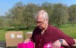 Padlý princ Andrew během pandemie koronaviru balí velikonoční balíčky pro hospic: Jak patetické! míní expert na královskou rodinu