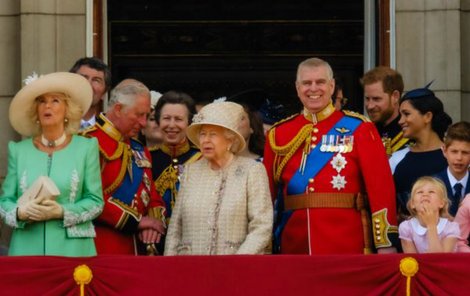 Princ Andrew s královnou. Camilla na snímku vlevo.