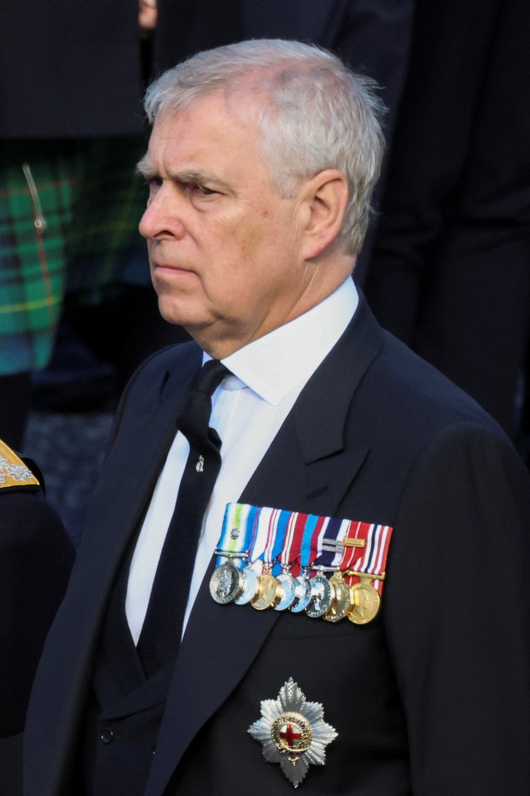 Princ Andrew musel mít na sobě sako místo uniformy