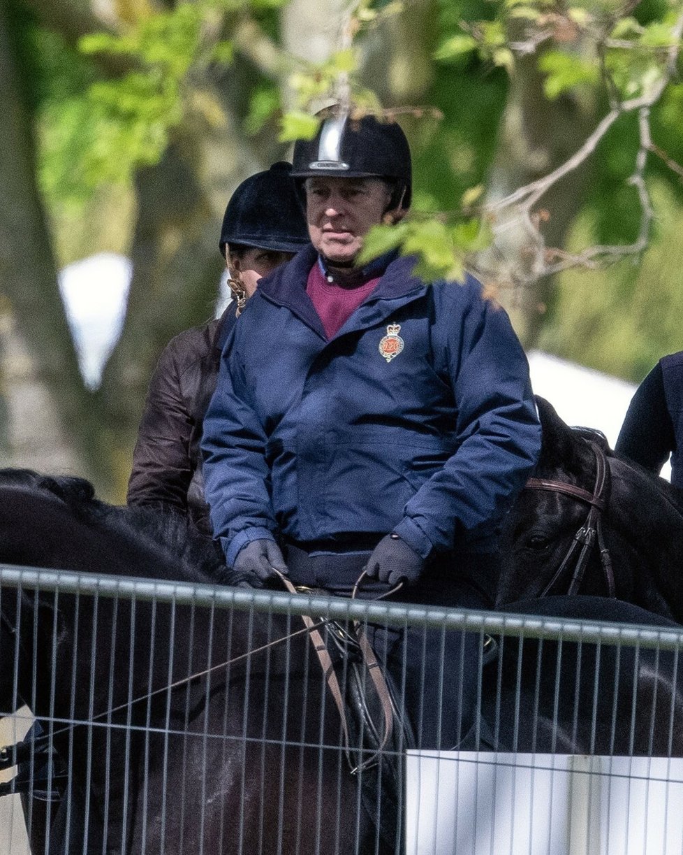 Princ Andrew se ve Windsoru projížděl na koni