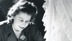 1948 - Ty jsi nádherný chlapeček, dme se pýchou královna Alžběta