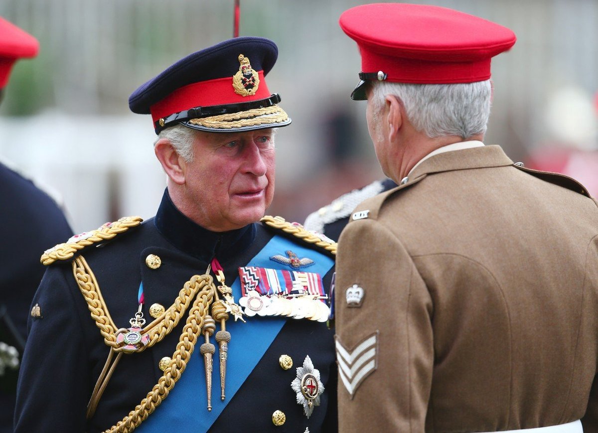 Princ Charles má za sebou službu u britských ozbrojených složek