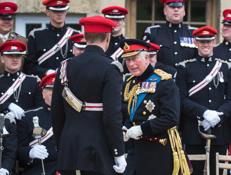 Princ Charles má za sebou službu u britských ozbrojených složek