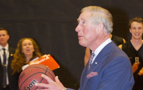 Princ Charles zkoušel hrát basket.