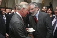 Princ Charles prolomil ledy, sešel se s šéfem severoirské republikánské strany