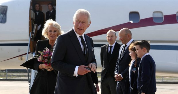 Král Karel III. a Camilla přistáli v Belfastu.