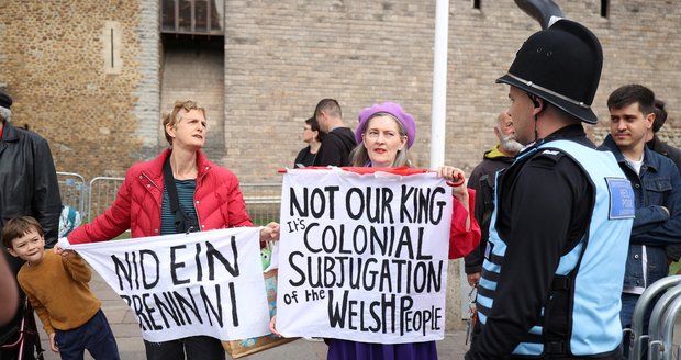 Demonstranti nechtějí Karla III. uznat králem