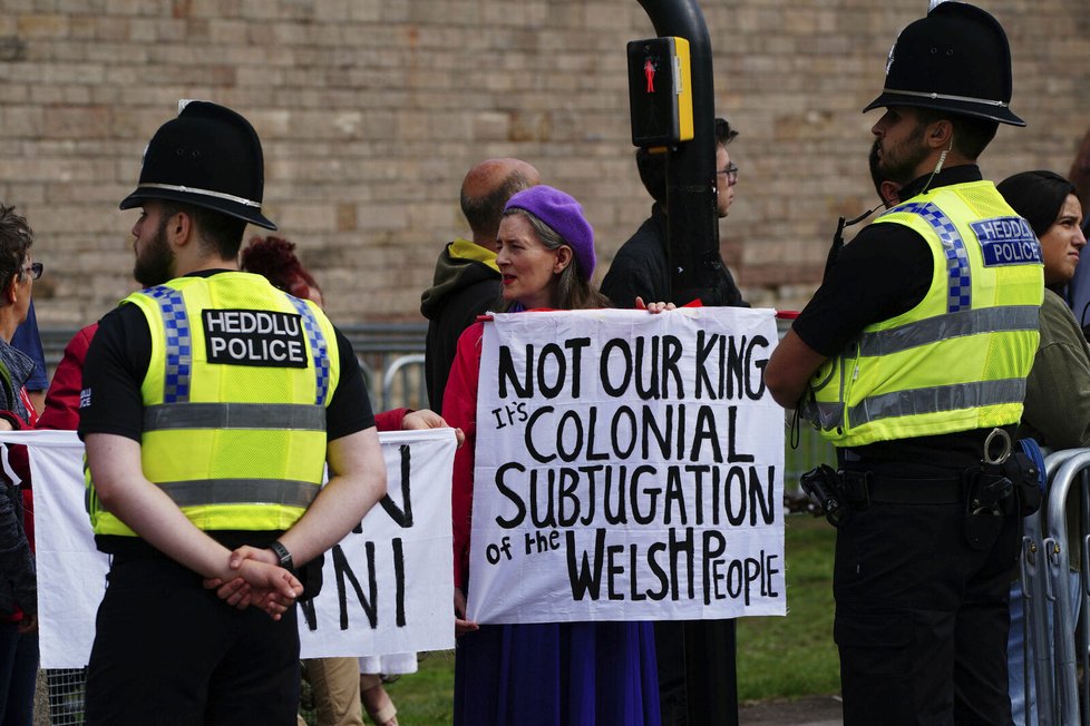 Demonstranti nechtějí Karla III. uznat králem