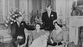Křest prince Charlese alias krále Karla: Král Jiří VI., princezna Elizabeth (královna Alžběta), Philip a Alžběta (královna matka), 15. prosince 1948.