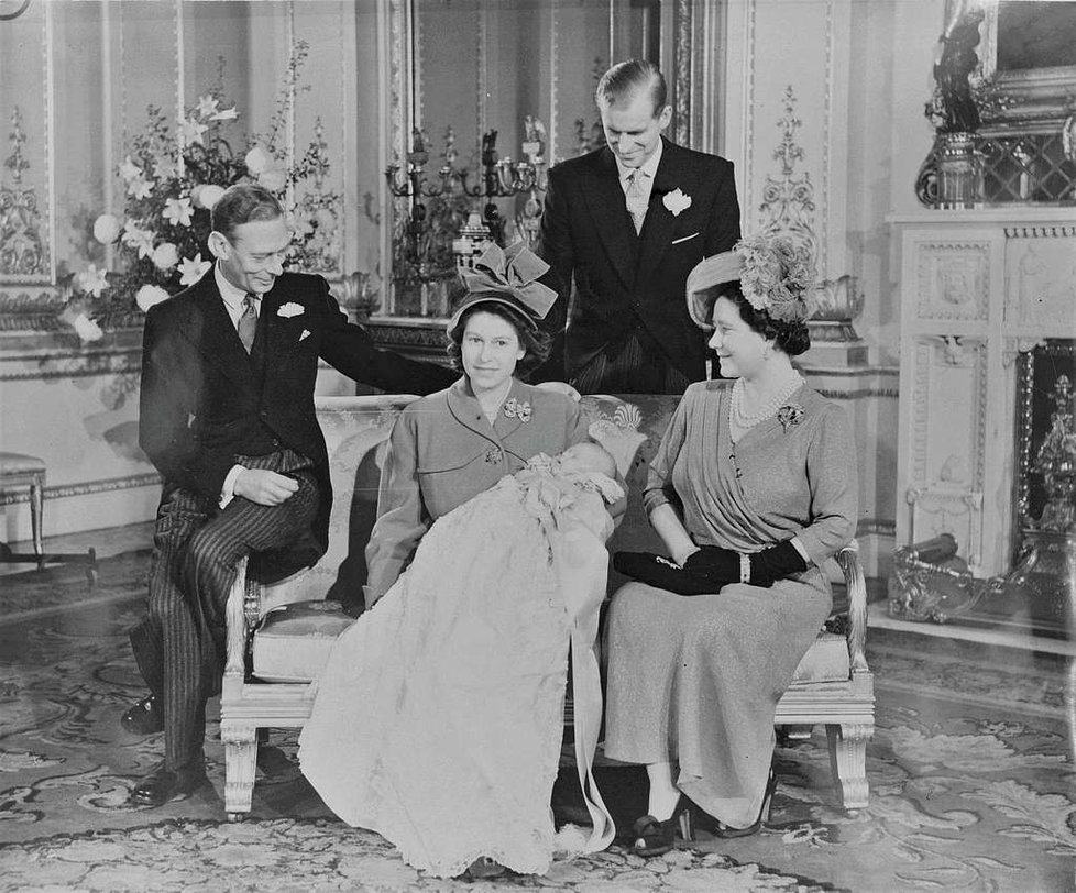 Křest prince Charlese alias krále Karla: Král Jiří VI., princezna Elizabeth (královna Alžběta), Philip a Alžběta (královna matka). 15. prosince 1948.