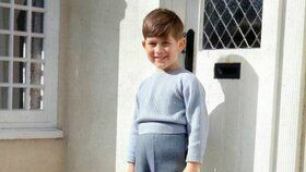 Leden 1956 trávil Charles ve Windsoru, kraťasy oblékl i přes chladné počasí.