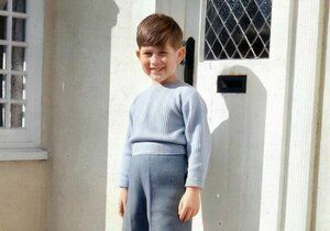 Leden 1956 trávil Charles ve Windsoru, kraťasy oblékl i přes chladné počasí.