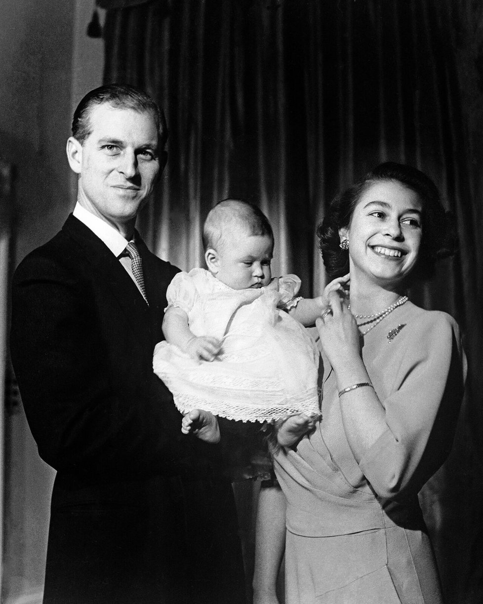 Princ Philip a královna Alžběta II. s novorozeným Charlesem v roce 1948, kdy hrdý otec věřil, že syn půjde v jeho šlépějích.