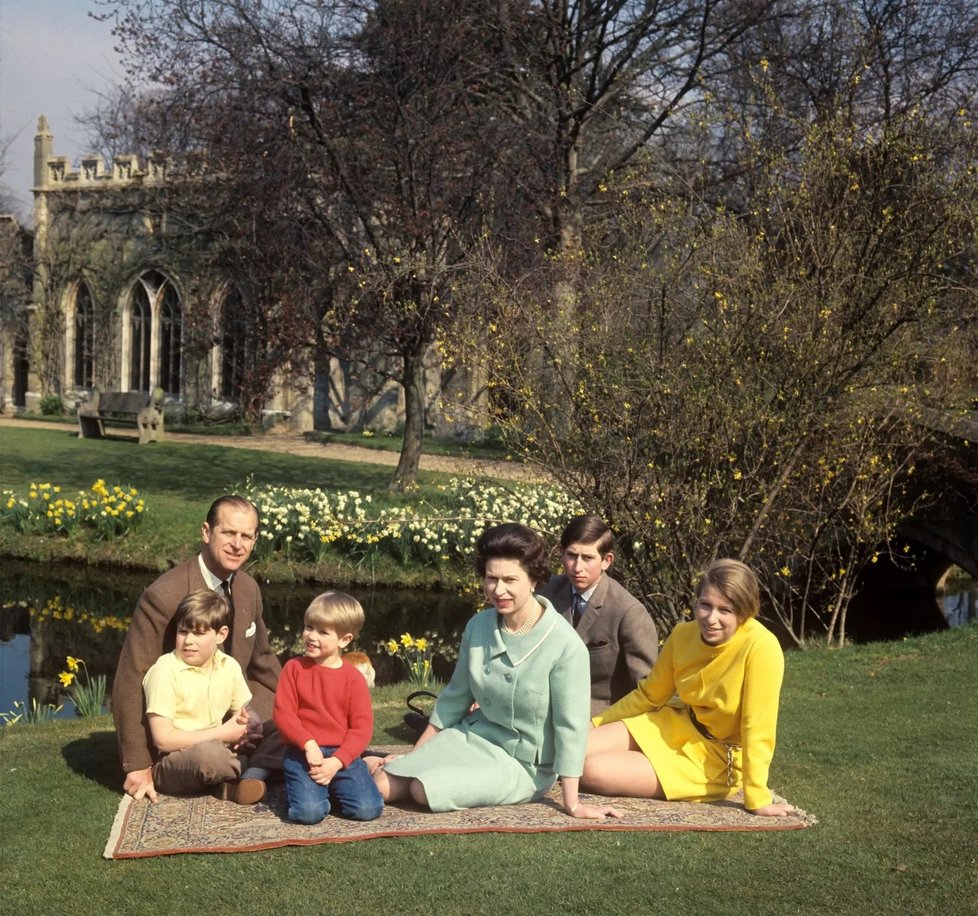 (zleva) Princové Philip, Andrew, Edward, královna Alžběta II., princ Charles a princezna Anne ve Frogmore ve Windsoru v roce 1968