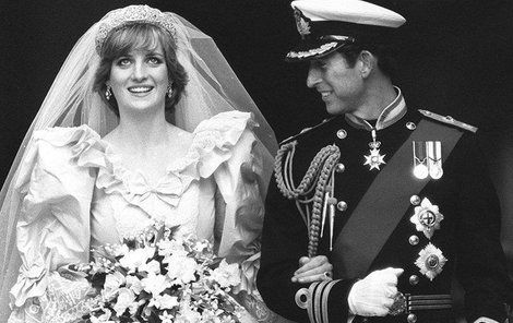 Princ Charles a Diana Spencerová. Tento snímek vůbec nemusel vzniknout!