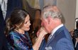 Princ Charles královně Letizii políbil ruku.