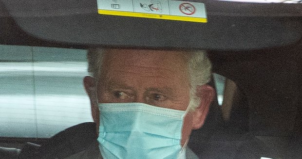 Princ Charles se po návštěvě svého otce prince Philipa v nemocnici rozplakal.