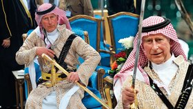 Princ Charles se zúčastnil tance mečů a náramně se bavil.
