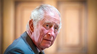 Na trůn usedá Charles III., nejdéle čekající britský následník. Počká si i na korunovaci