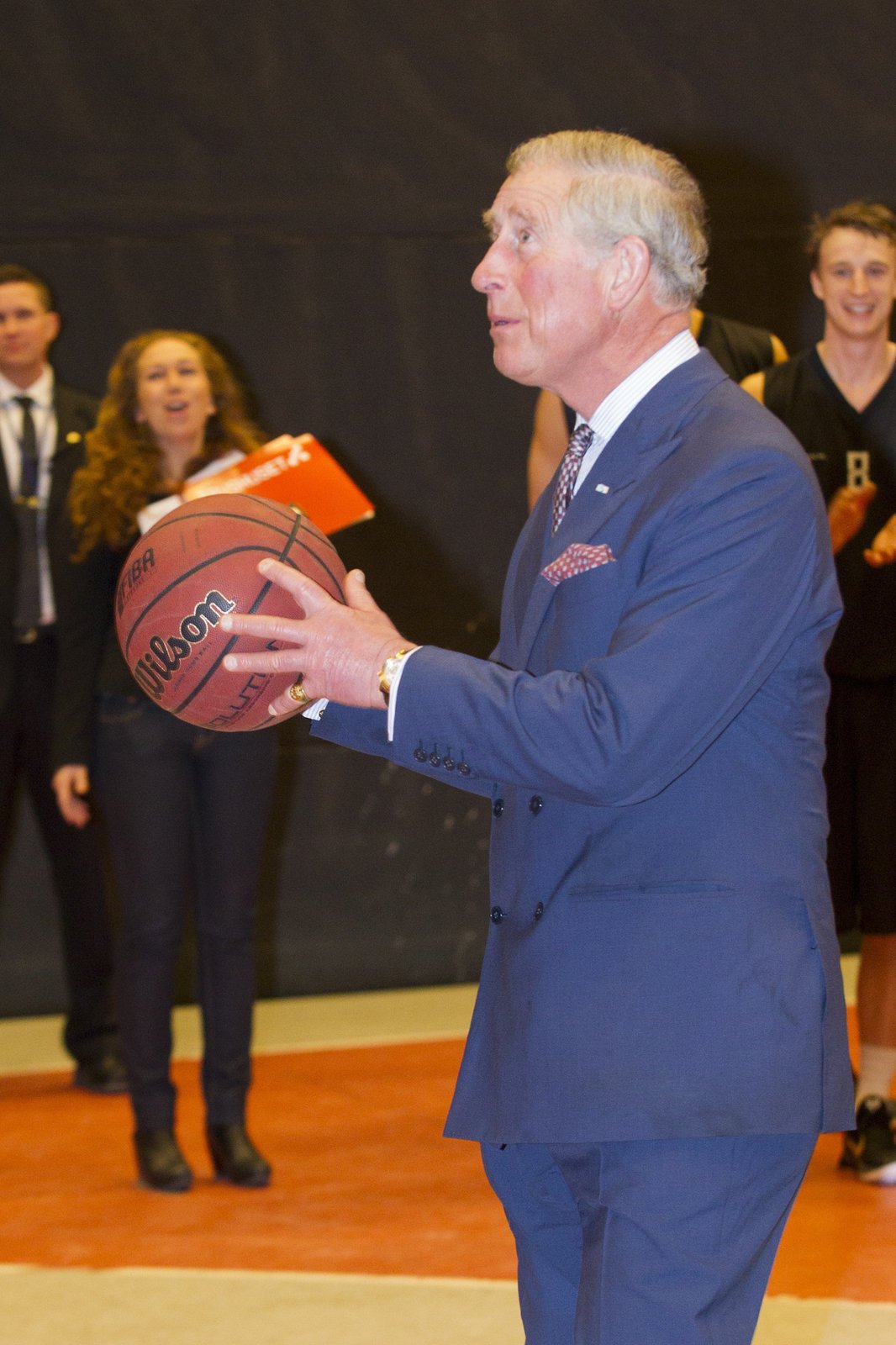 Princ Charles zkoušel hrát basket.