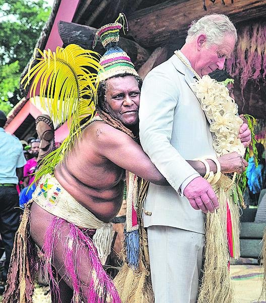 Pořádnou exotiku zažil následník trůnu při odbočce na ostrov Vanuatu.