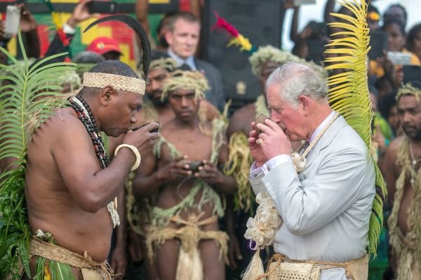 Pořádnou exotiku zažil následník trůnu při odbočce na ostrov Vanuatu.