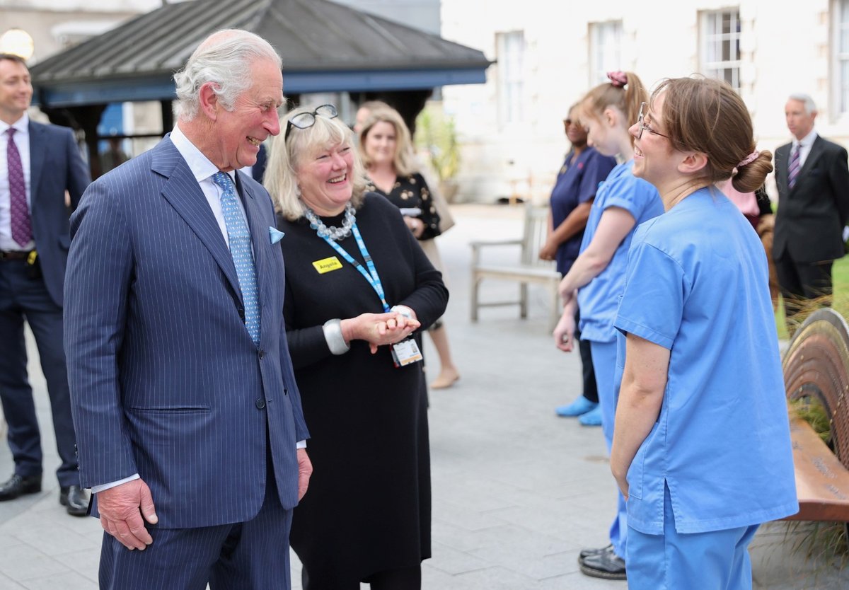 Princ Charles navštívil nemocnici sv. Bartoloměje, kde byl hospitalizovaný jeho otec Philip