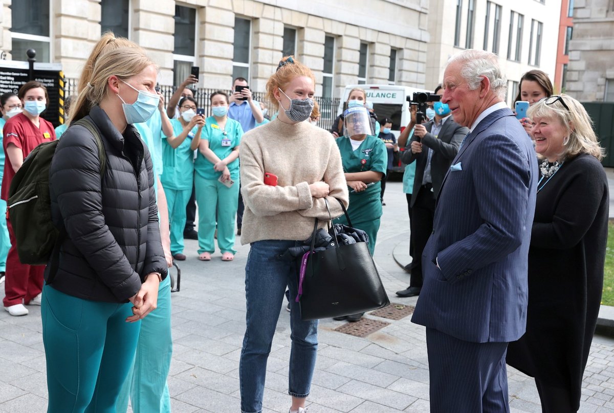 Princ Charles navštívil nemocnici sv. Bartoloměje, kde byl hospitalizovaný jeho otec Philip