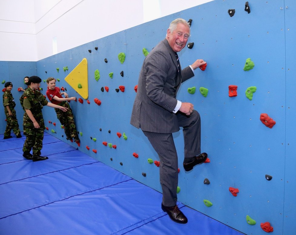 Princ Charles se u lezecké stěny náramně bavil