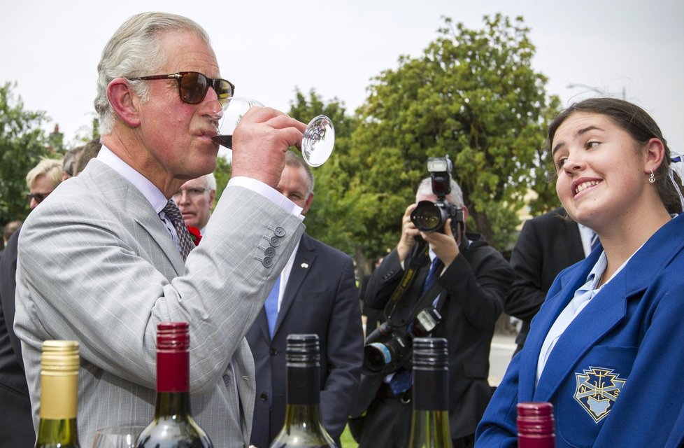 Pod širým nebem si princ Charles vychutnával víno.