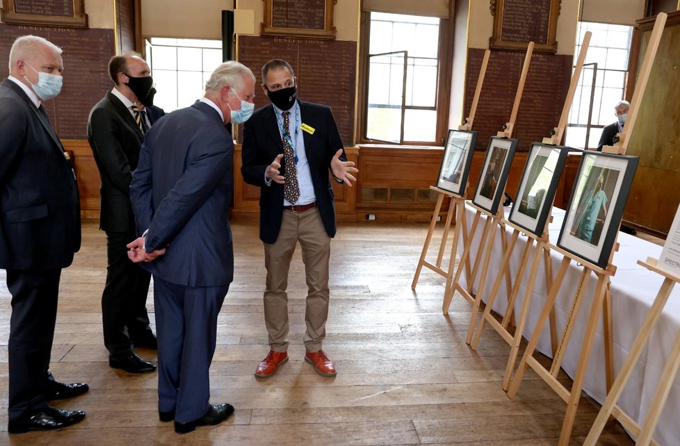 Princ Charles navštívil nemocnici sv. Bartoloměje, kde byl hospitalizovaný jeho otec Philip