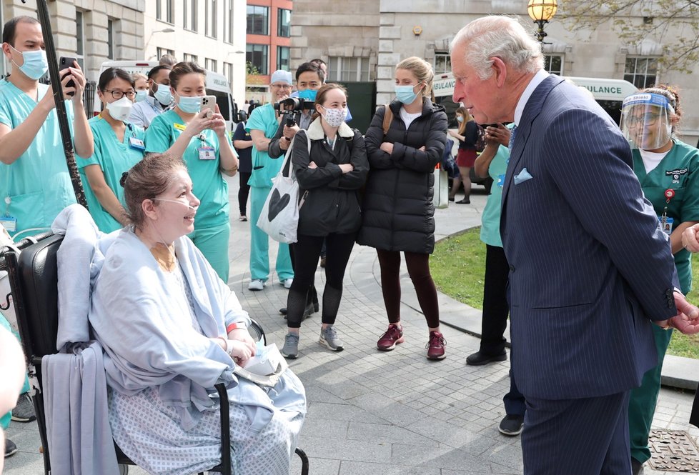 Princ Charles navštívil nemocnici sv. Bartoloměje, kde byl hospitalizovaný jeho otec Philip