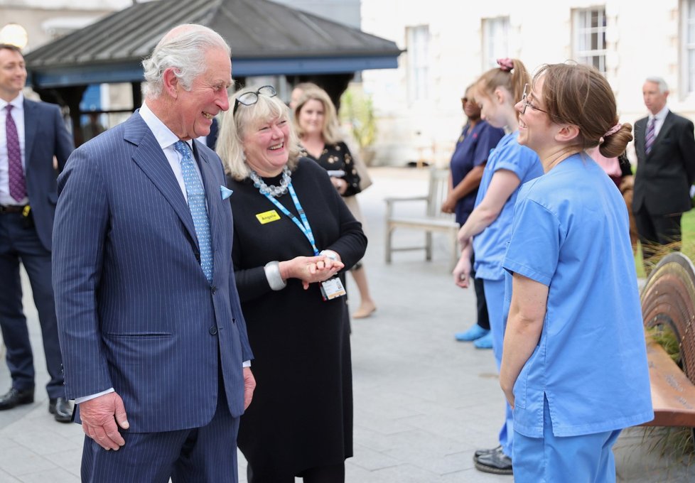 Princ Charles navštívil nemocnici sv. Bartoloměje, kde byl hospitalizován jeho otec Philip.